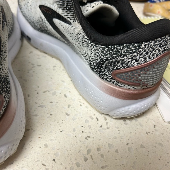 White/pink/black brooks. - Picture 3 of 6